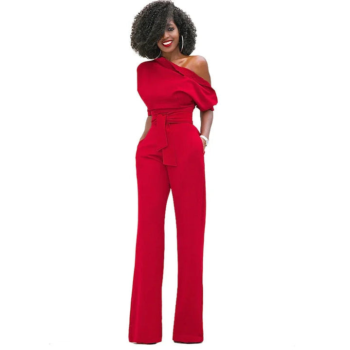 Modieuze jumpsuit voor dames met wijde pijpen en een chique open schouder detail.