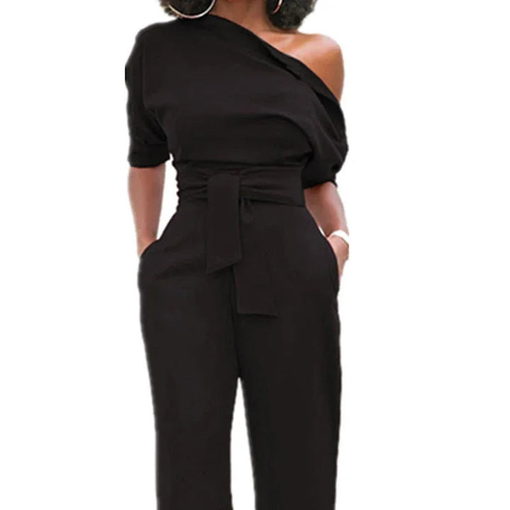 Stijlvolle zomer jumpsuit met open schouder en strikband; ideaal voor gelegenheden.