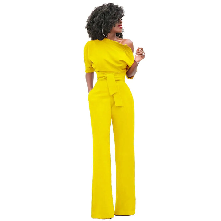 Modieuze dames jumpsuit met open schouder en strikband, perfecte avondkleding.