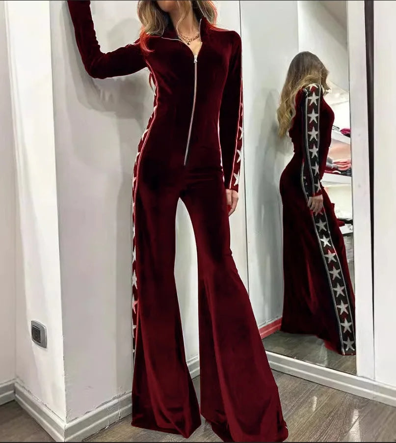 Elegante dames jumpsuit met zwierige wijde pijpen en opvallende sterrenprint, ideaal voor een feestje.