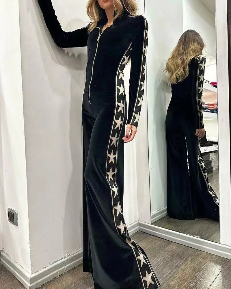 Dames jumpsuit met sterrenprint, wijde pijpen, gestyled voor een elegante en feestelijke avondlook.