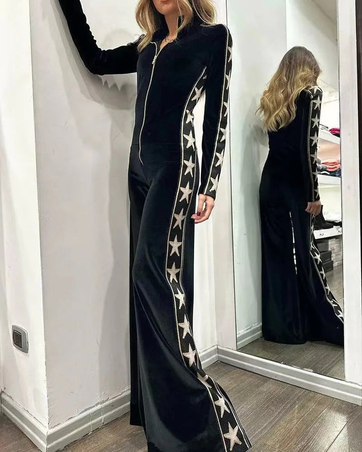 Dames jumpsuit met sterrenprint, wijde pijpen, gestyled voor een elegante en feestelijke avondlook.