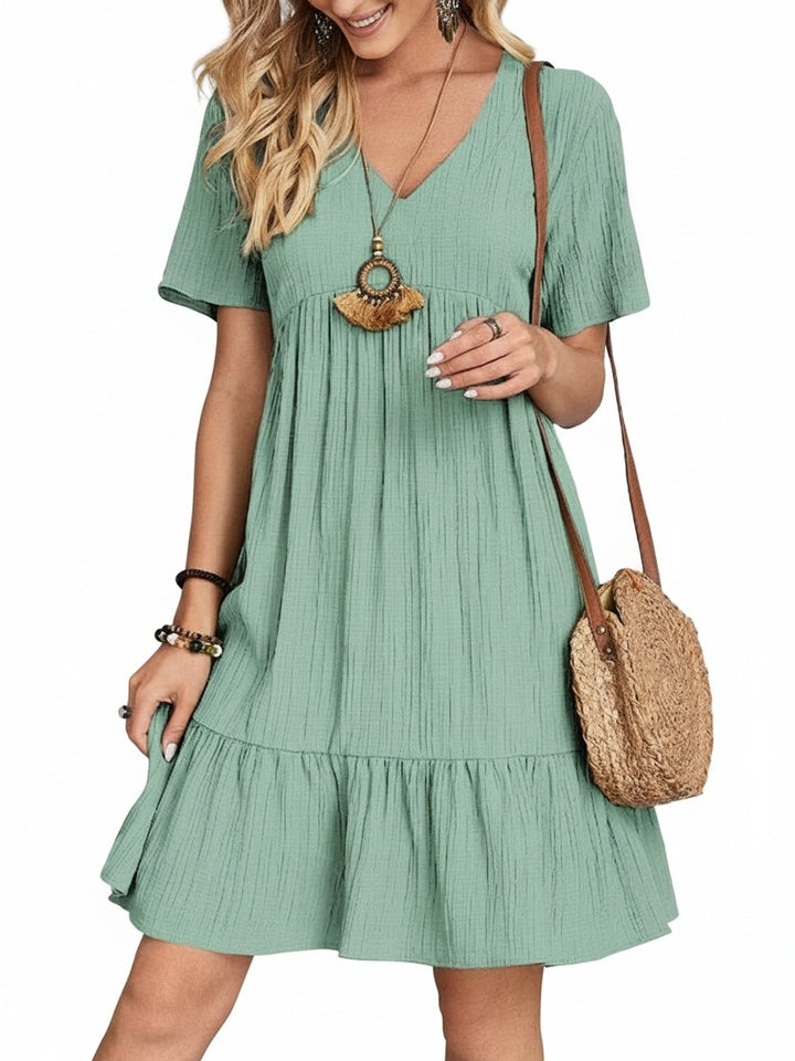 Dames jurk met V-hals, korte mouwen en elegante volant zoom. Ideaal als comfortabele zomerjurk.