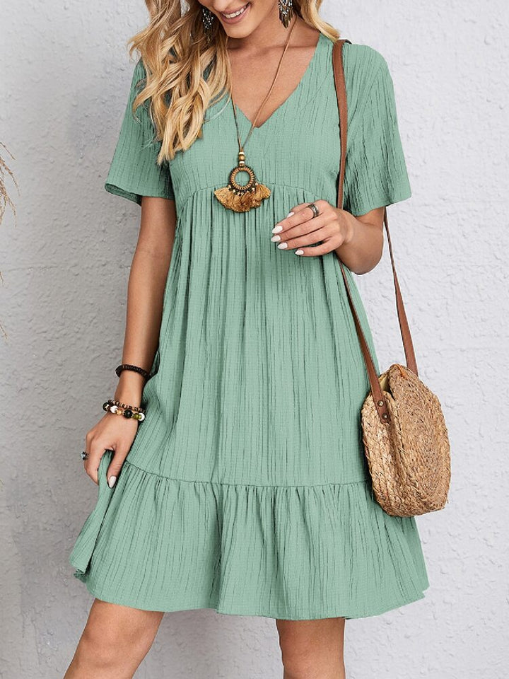 Casual A-lijn damesjurk met V-hals en speelse volant, perfect voor zomerse dagen. Boho stijl.
