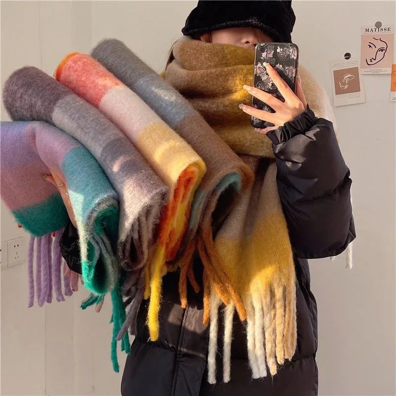 Elegante dame draagt kleurrijke, warme kasjmier sjaal. Stijlvol winter mode accessoire voor dames, zacht en dik.