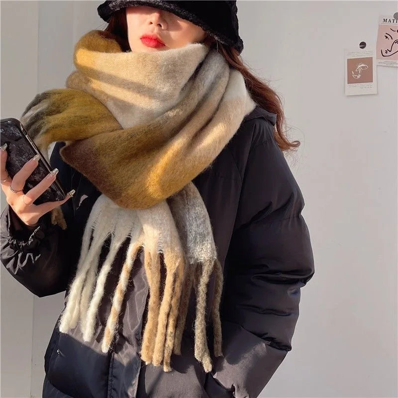 Opgevouwen dikke kasjmier sjaal, warm en kleurrijk. Zacht winteraccessoire voor dames, van luxe kasjmier.