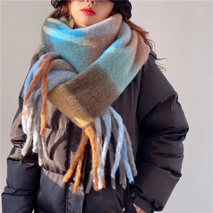Levendige, kleurrijke kasjmier sjaal voor dames. Dik, warm en zacht, perfect winter mode accessoire.