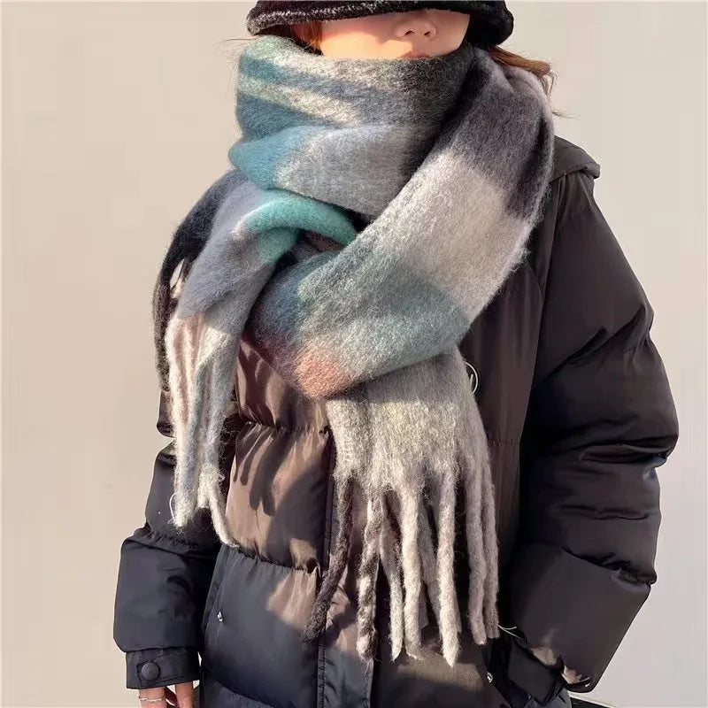 Pure kasjmier sjaal, dik en heerlijk zacht. Kleurrijk, warm winteraccessoire voor dames, een mode must-have.