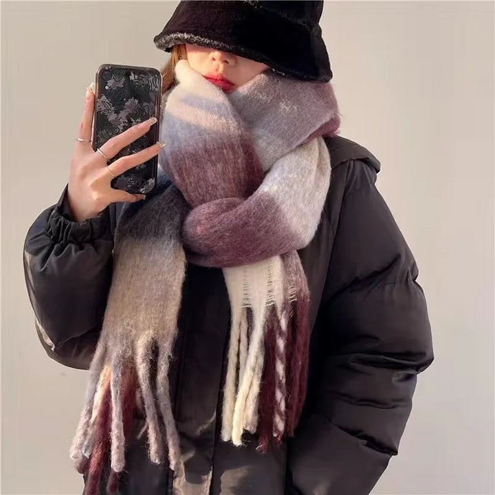 Assortiment kleurrijke, warme kasjmier sjaals voor dames. Dikke, zachte winteraccessoires van luxe materiaal.