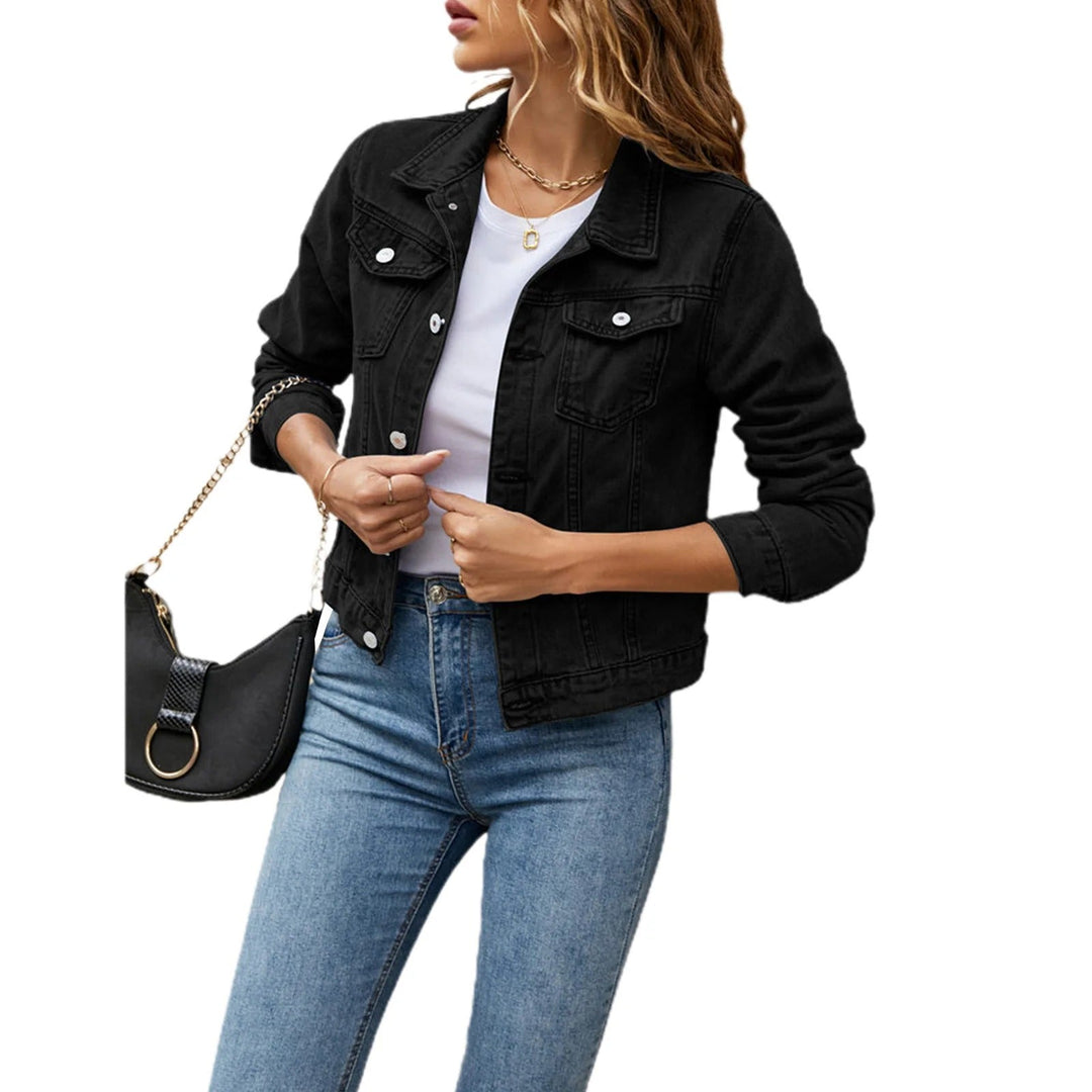 Dames klassiek spijkerjasje met knoopsluiting. Stijlvol en veelzijdig denim jasje voor dames.