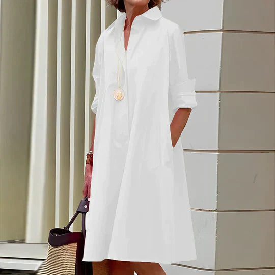 Tijdloos wit damesoverhemd met kraag, gestyled voor een chique zakelijke outfit, comfortabel en modieus.
