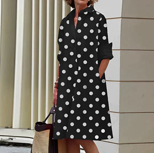Pasvorm van het klassieke witte dames overhemd met kraag, elegant en comfortabel, geschikt voor elke gelegenheid.