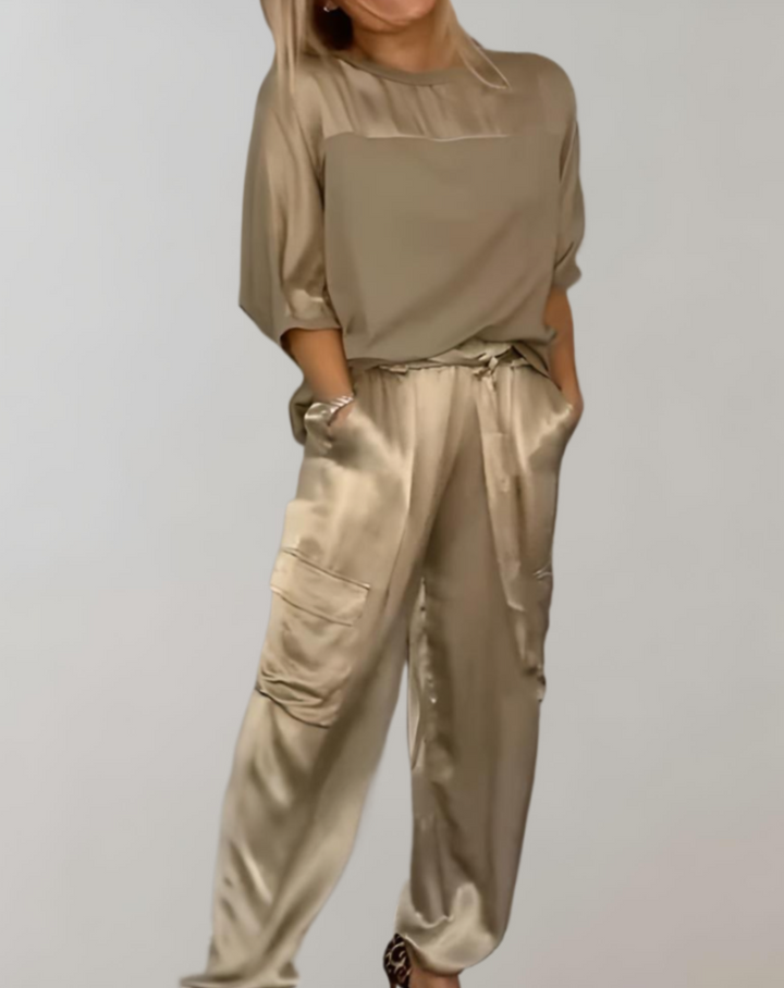 Dames kledingset met trendy 3/4 mouw shirt en comfortabele cargo broek.