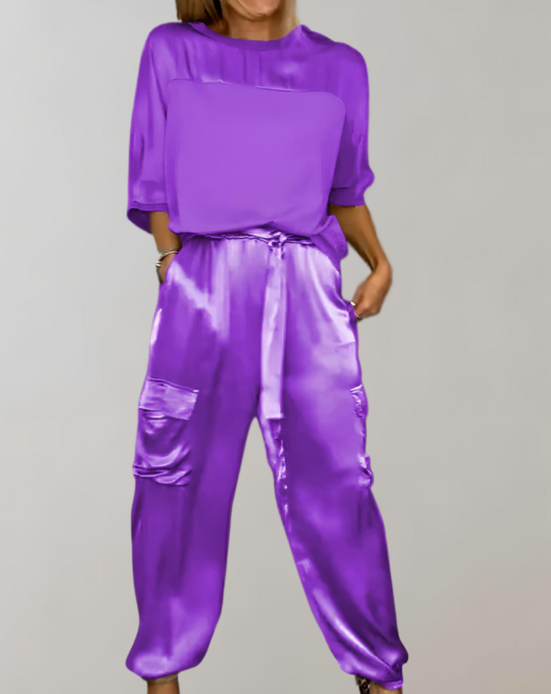 Grote maten dames kledingset: comfortabel 3/4 mouw shirt en cargo broek.