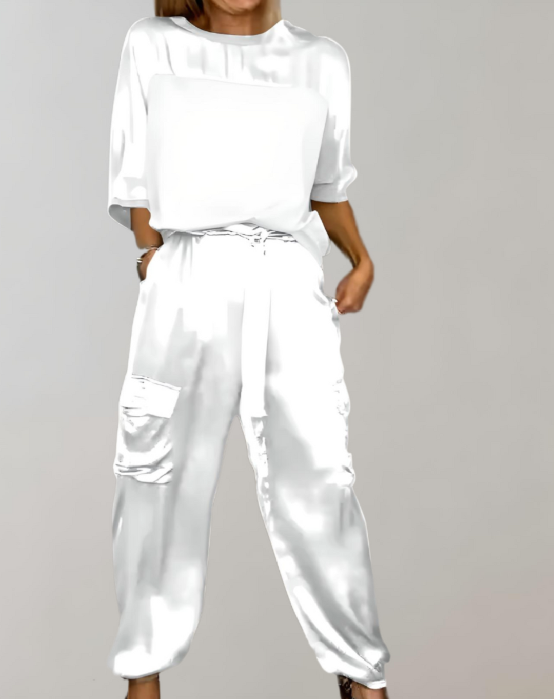 Complete damesoutfit: veelzijdig 3/4 mouw shirt en functionele cargo broek.