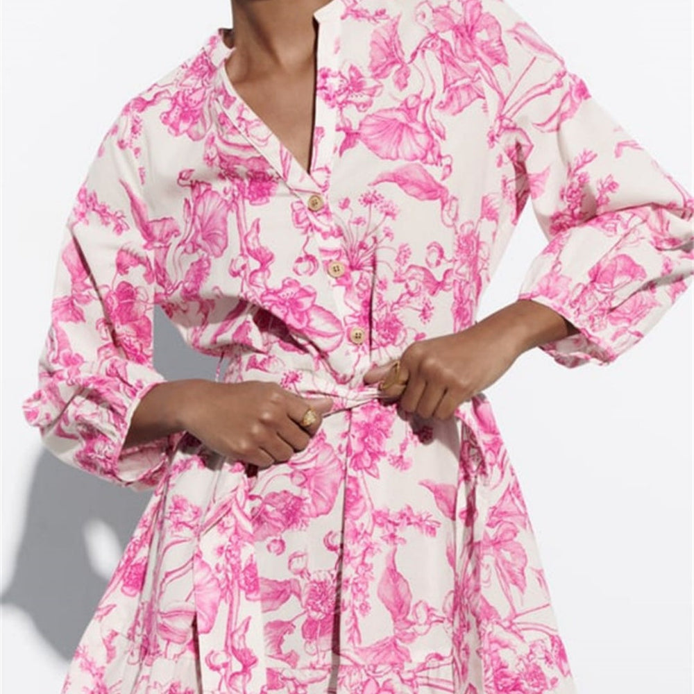 Elegante dames jurk met roze bloemenprint, korte lengte en vrouwelijke wijde mouwen. Geschikt voor lente/zomer.