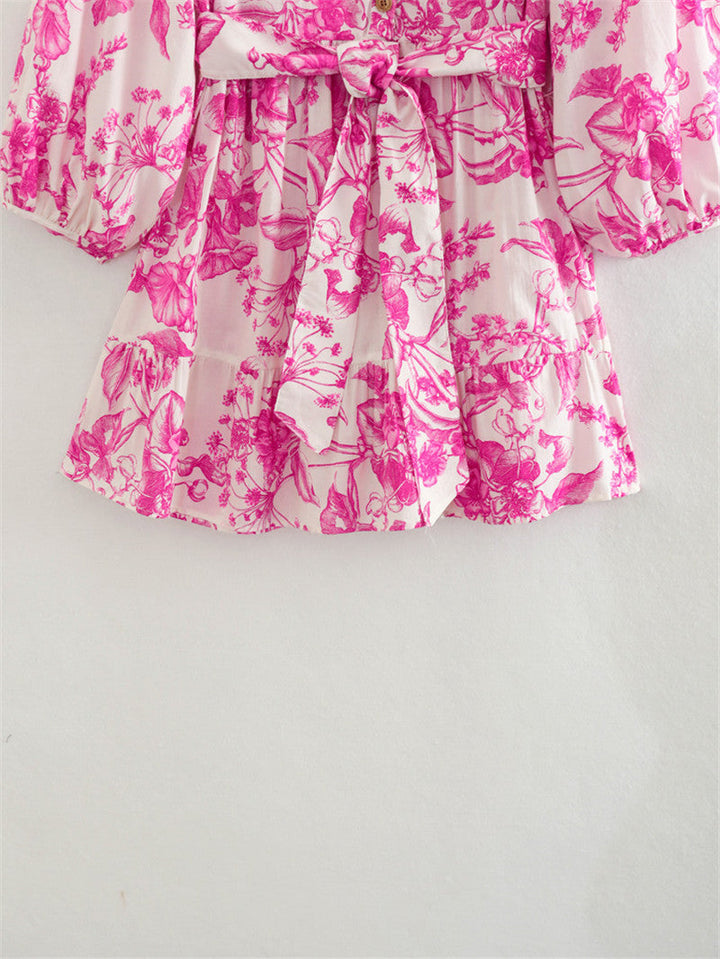 Casual roze damesjurk met bloemen en korte pasvorm, featuring wijde mouwen en aanpasbare taille.