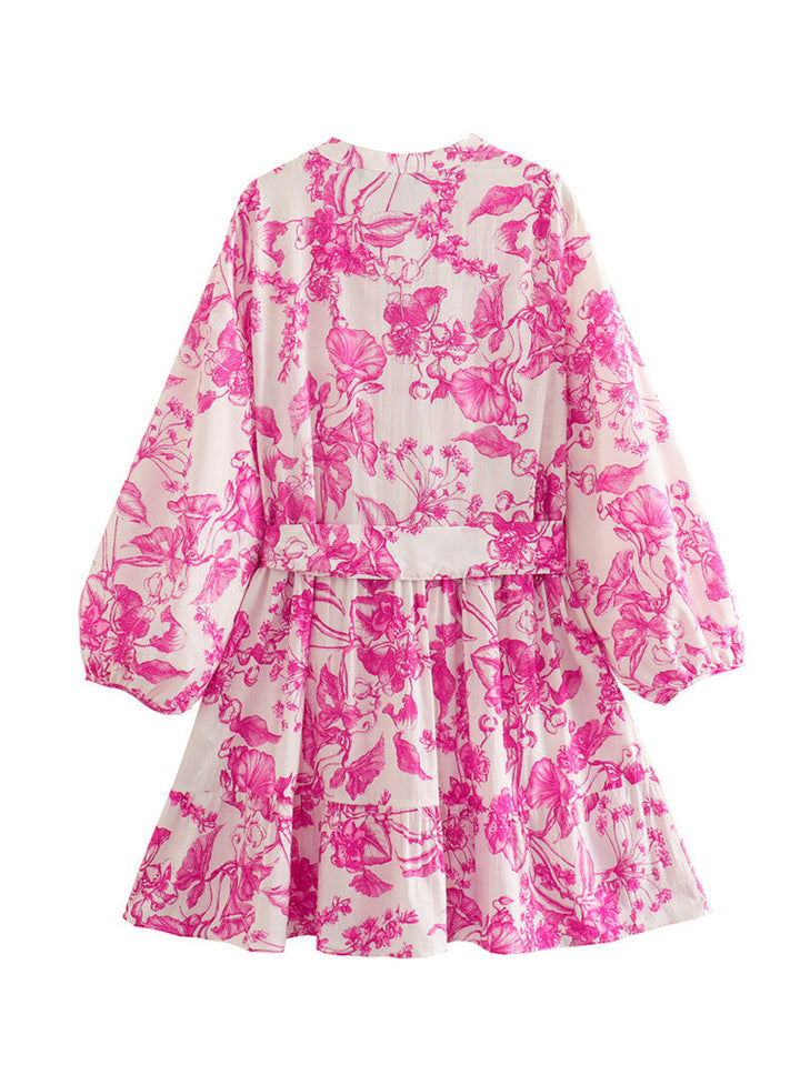 Vrouwelijke lente jurk met vrolijke bloemenprint, korte lengte en stijlvolle wijde mouwen voor dames.