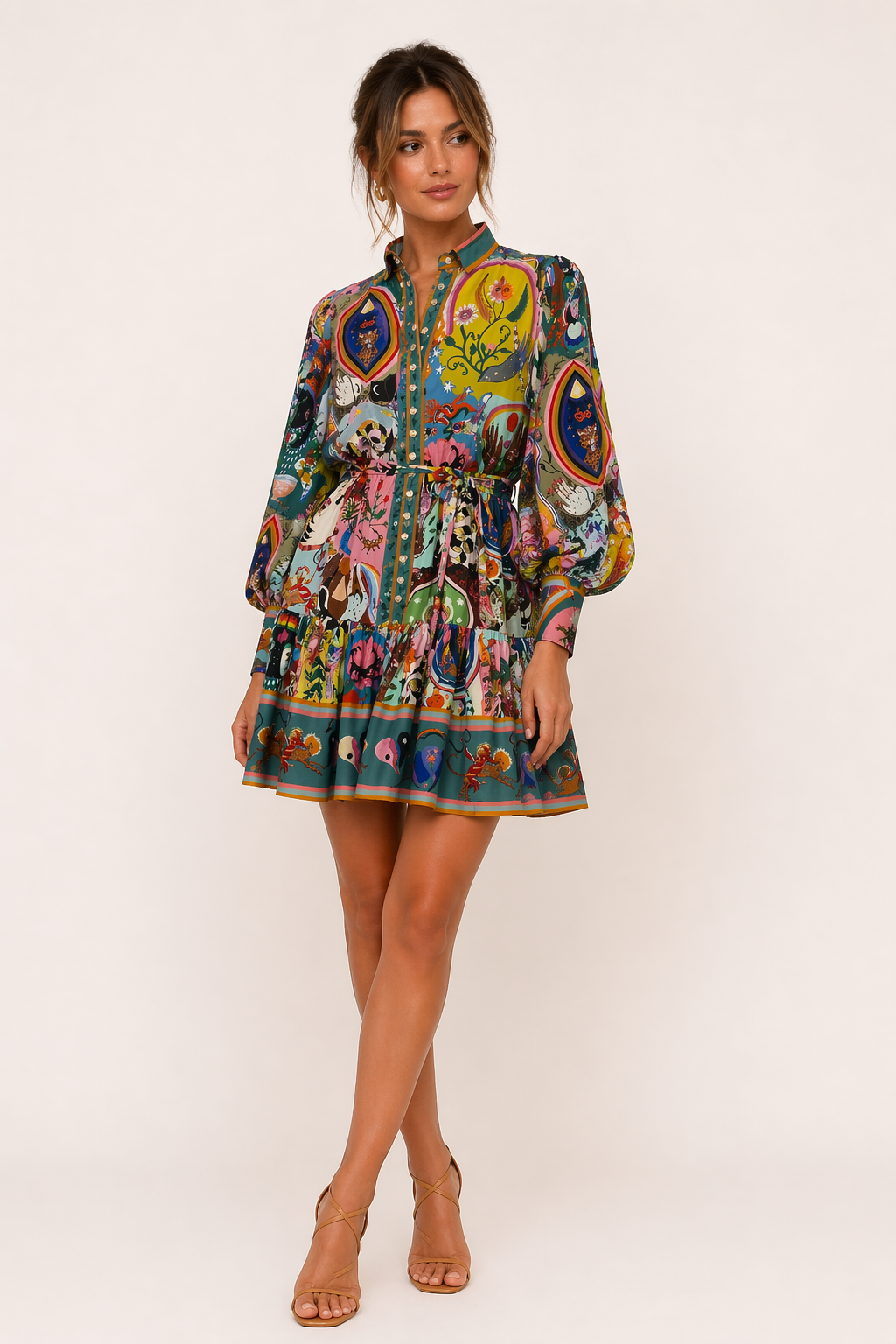 Dames korte jurk met lange mouwen, levendig bedrukt patroon en stijlvolle riem. Perfect voor lente/zomer.