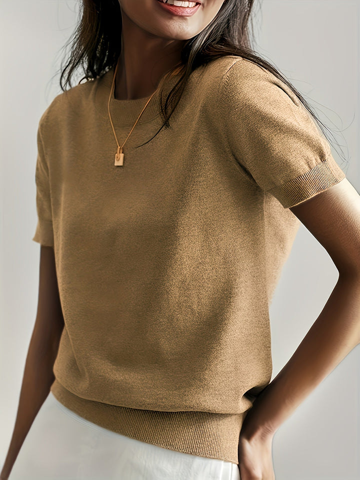 Stijlvolle dames trui met korte mouw, ronde hals, perfect met een rok voor elegantie.