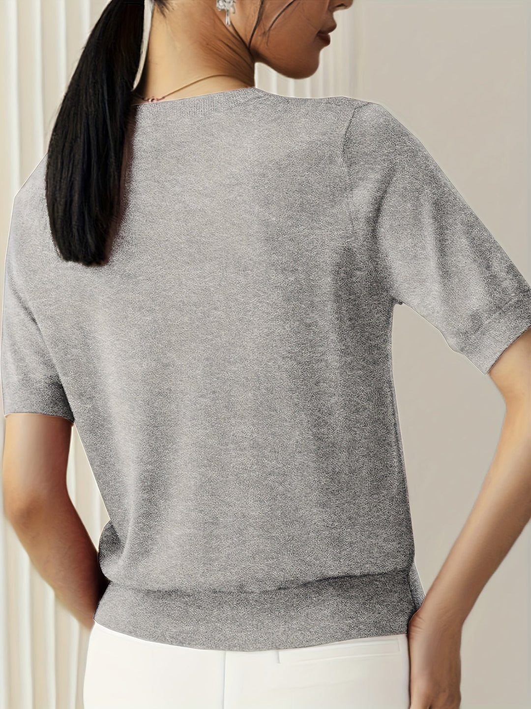 Elegante dames trui met korte mouw, ronde hals, perfect voor een chique lente outfit.