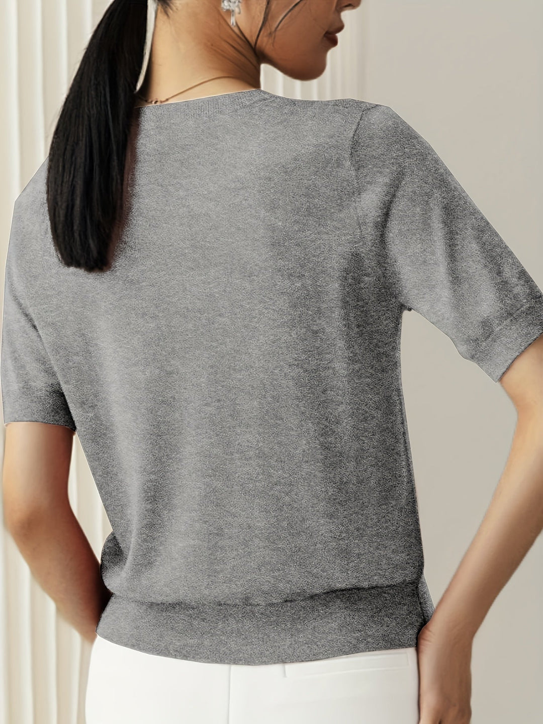 Detail van de korte mouw op de basic dames sweater, ideaal voor de zomer.