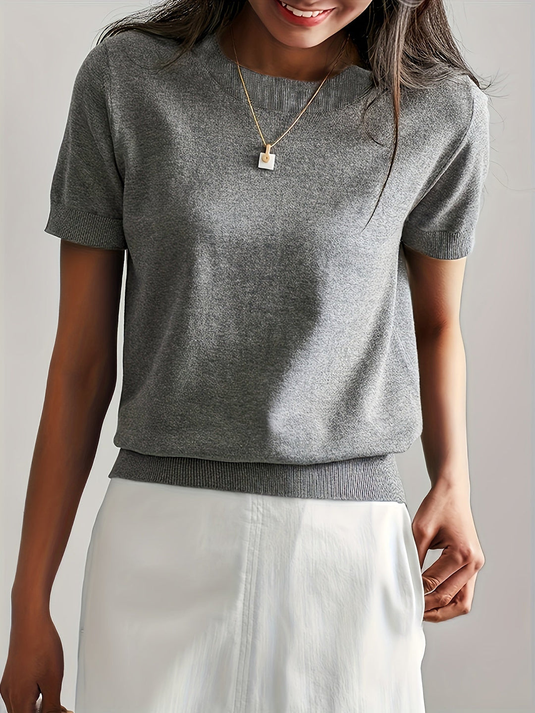 Dames korte mouw trui, ronde hals, gecombineerd met jeans voor een casual look.