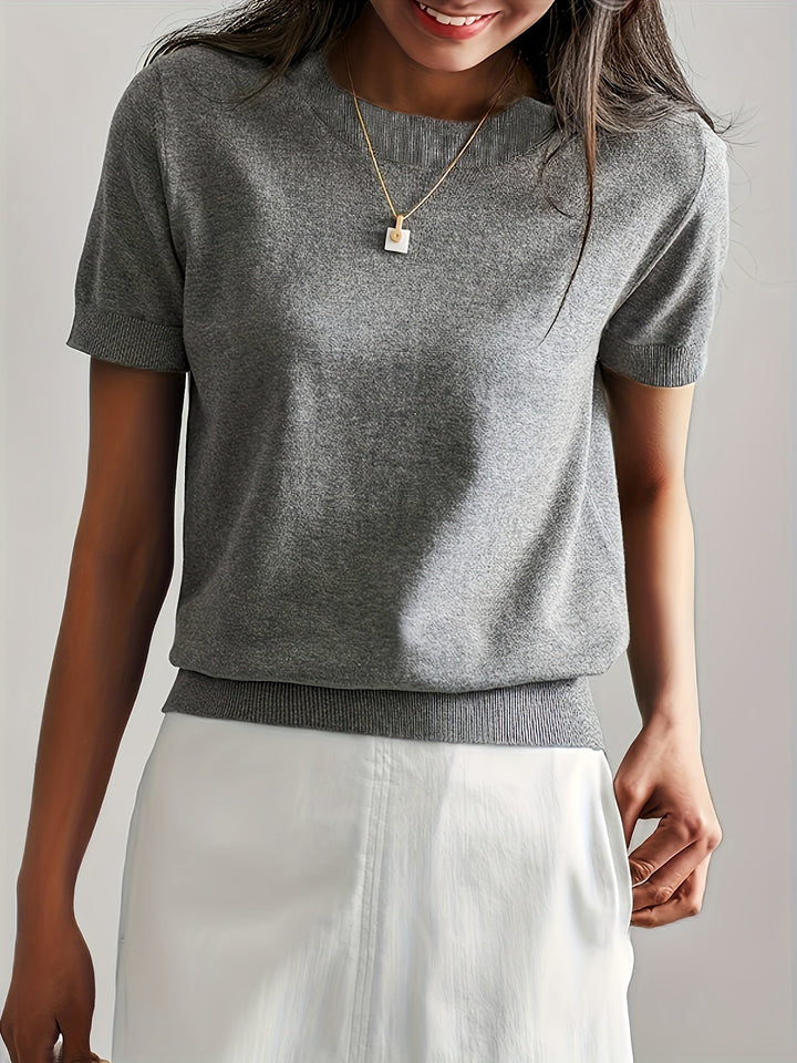 Dames korte mouw trui, ronde hals, gecombineerd met jeans voor een casual look.