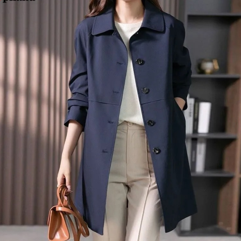 Dames korte trenchcoat, donkerblauw, elegant getailleerd. Ideale klassieke bovenkleding voor zakelijk en casual.