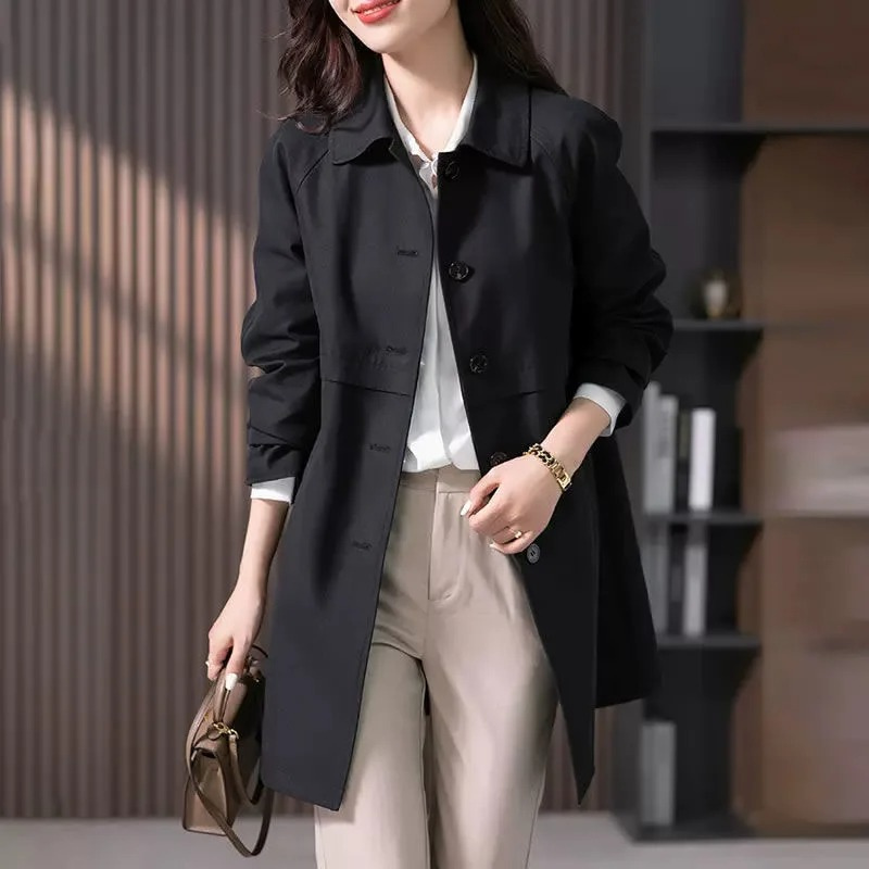 Veelzijdige zwarte korte trenchcoat, getailleerd voor dames. Geschikt als klassieke bovenkleding, zowel zakelijk als casual.