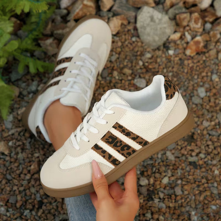 Beige dames lage sneakers met stijlvolle dierenprint en veters, perfect voor een sportieve casual outfit.