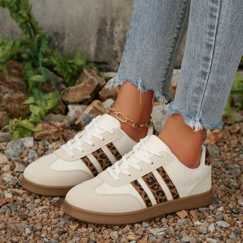 Comfortabele dames sneakers met opvallende dierenprint; trendy lage veterschoenen voor dagelijks gebruik.