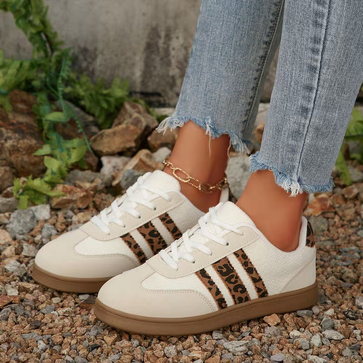 Comfortabele dames sneakers met opvallende dierenprint; trendy lage veterschoenen voor dagelijks gebruik.