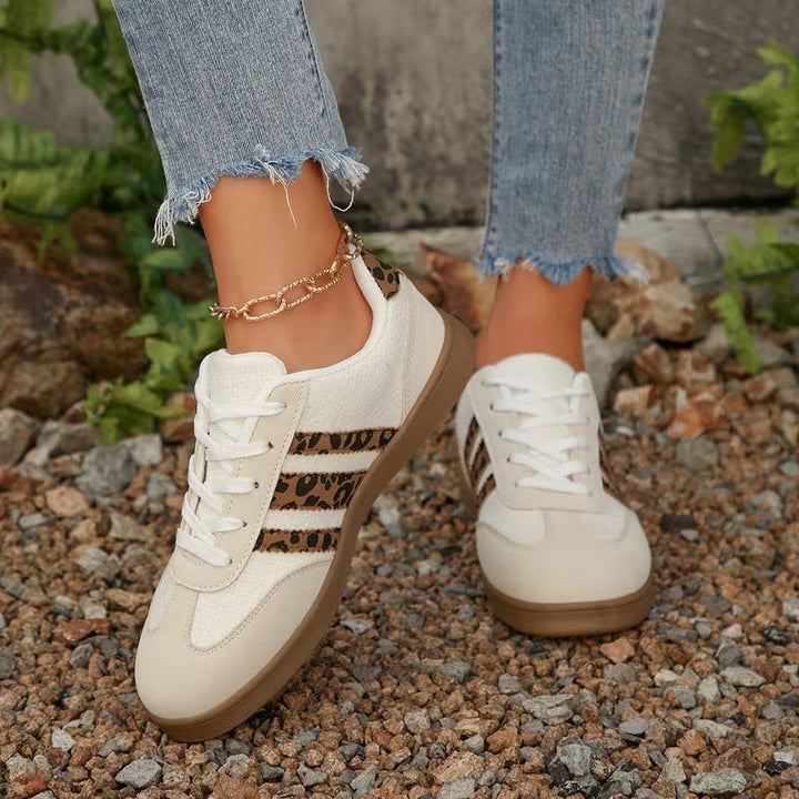 Trendy beige lage dames sneakers met dierenprint; perfect voor een casual of sportieve, comfortabele look.