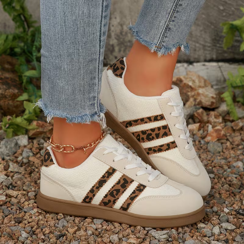 Dames lage vetersneakers met unieke dierenprint; comfortabele, trendy beige schoenen voor elke vrouw.