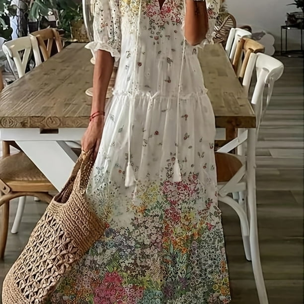Elegante damesjurk met bloemenprint, ruches details en een comfortabele pasvorm, ideaal als lente- of zomerjurk.