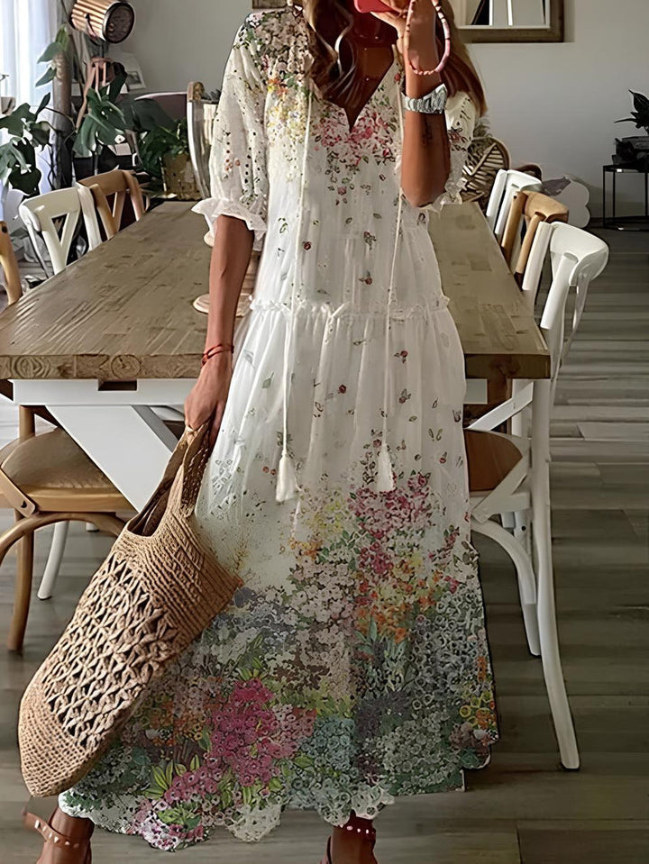 Casual lange zomerjurk voor dames met vrolijke bloemenprint en speelse ruches, perfect voor een stijlvolle look.