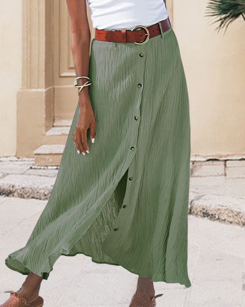 Groene lange zomerrok met knoopsluiting en comfortabele kreukstof, ideaal als strandrok voor dames.