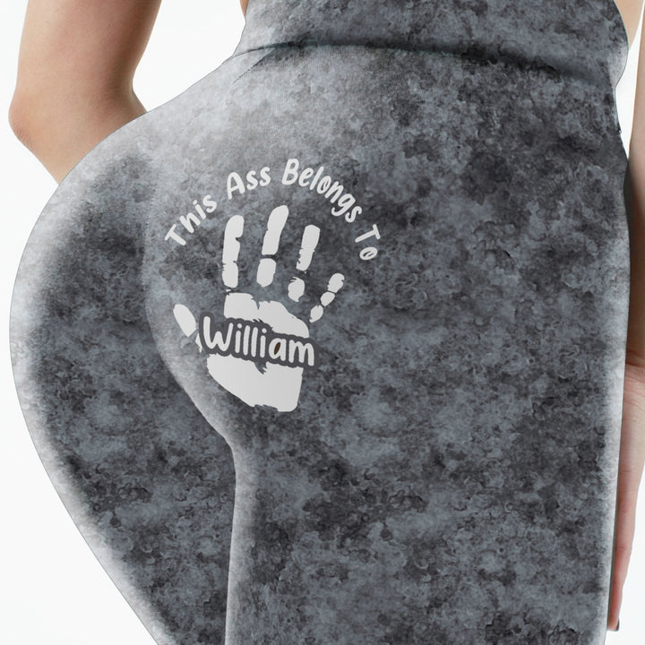 Dames legging met gepersonaliseerde grappige tekst. Comfortabele vrouwenmode, ideaal als humoristisch cadeau.