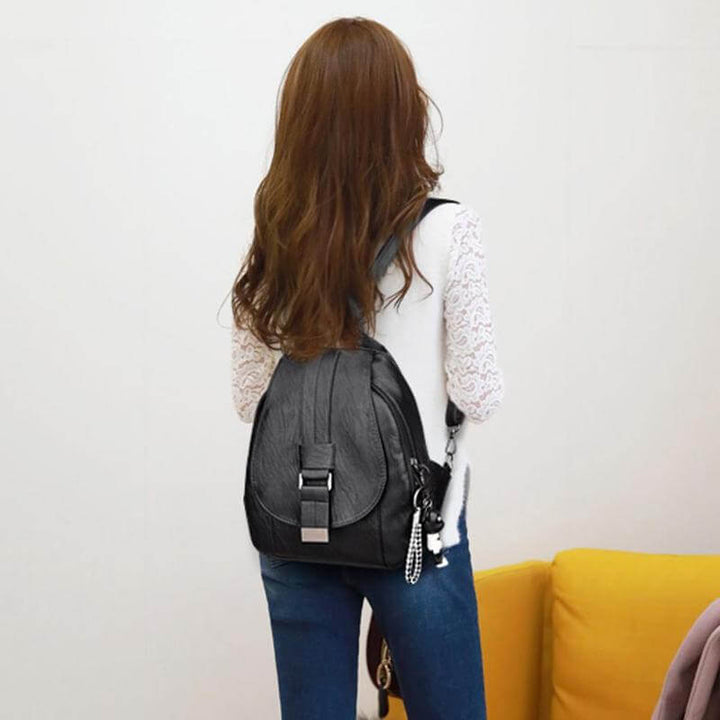 Functionaliteit en mode komen samen in deze waterdichte leren rugzak voor dames. Veilige anti-diefstal tas.
