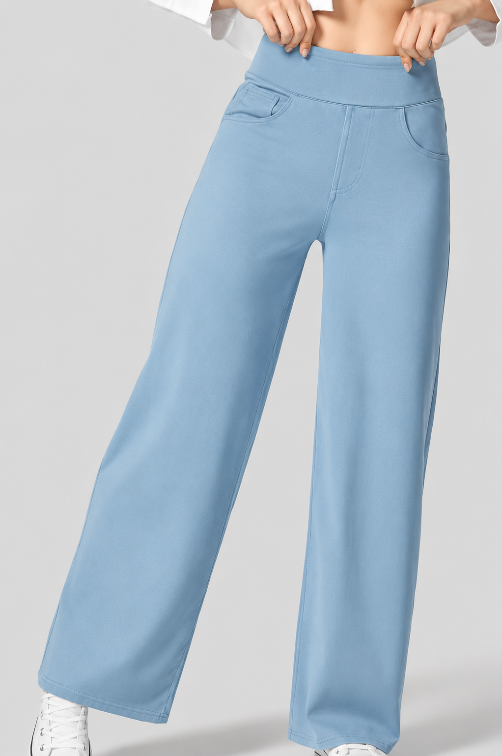 Dames lichtblauwe comfort jeans: wijde pijpen, hoge taille en een soepele elastische band.
