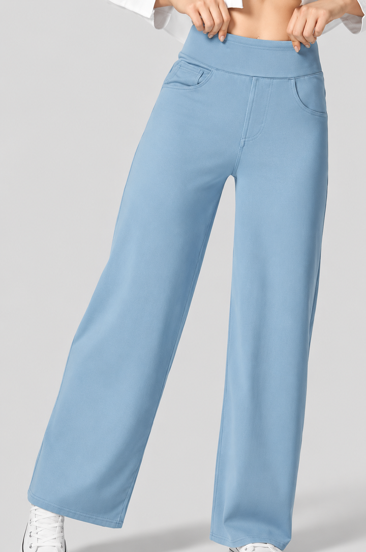 Dames lichtblauwe comfort jeans: wijde pijpen, hoge taille en een soepele elastische band.