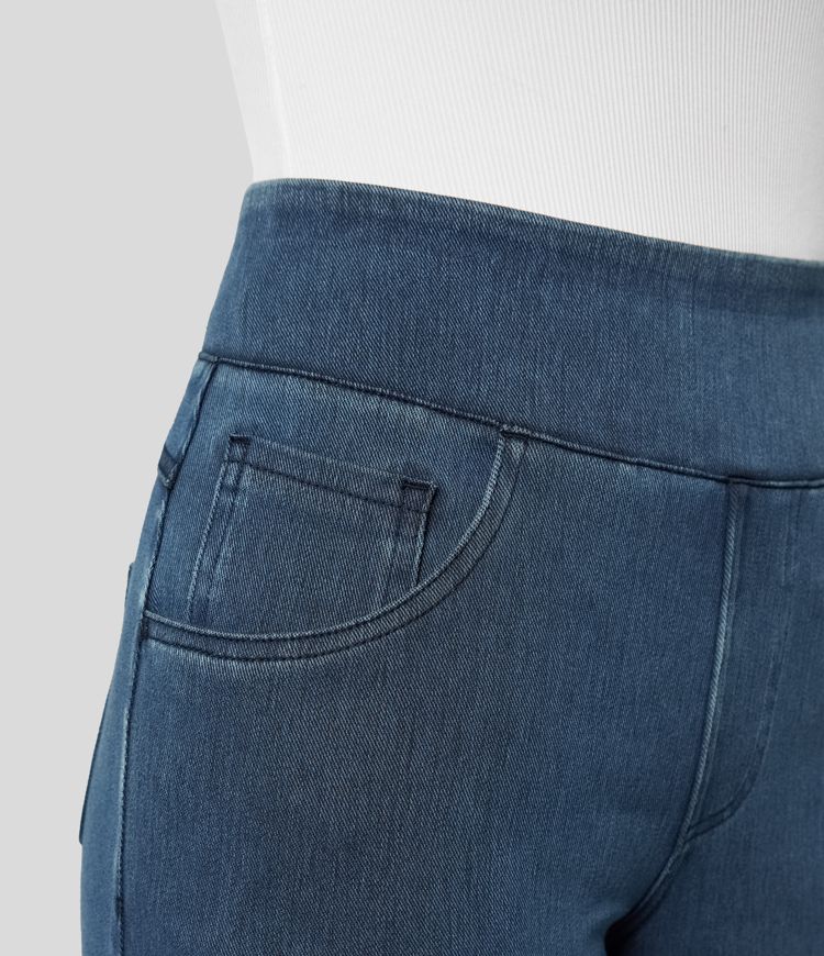 Modieuze zomerbroek: lichtblauwe dames jeans met wijde pijpen en comfortabele hoge taille.