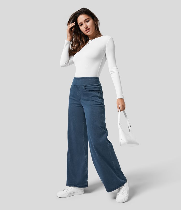 Trendy lichtblauwe damesbroek: wide leg, hoge taille en een soepele elastische band.