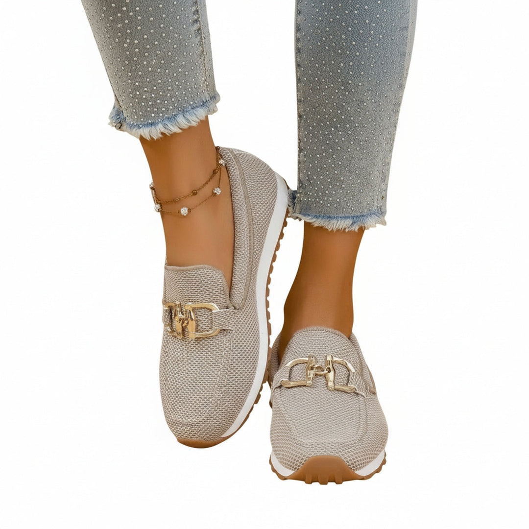 Dames loafers met gouden gesp en comfortabele plateauzool, ideaal als elegante instappers.