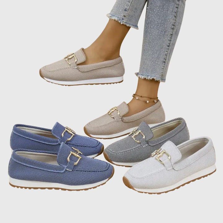 Dames loafers met gouden gesp en plateauzool, perfect voor een elegante en comfortabele kantoorstijl.
