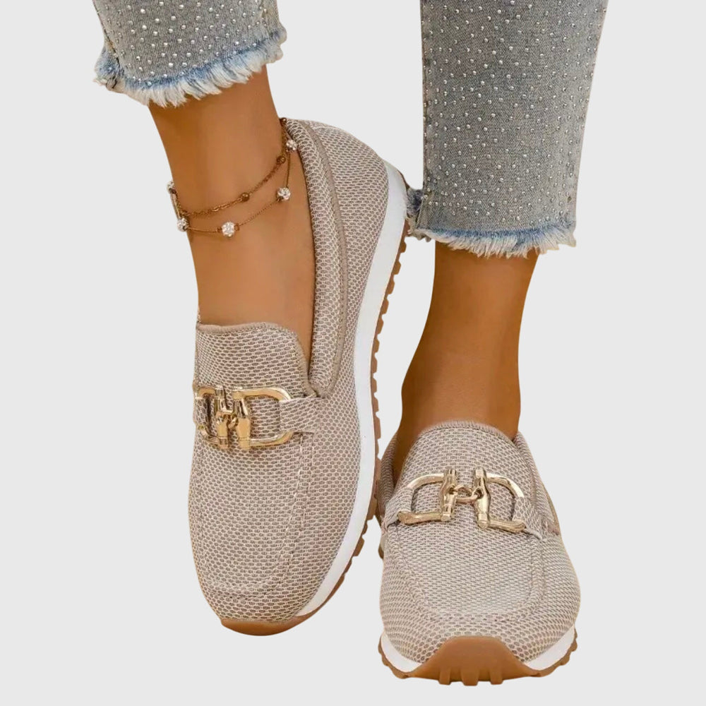 Elegante dames instappers met gouden gesp en trendy plateauzool, perfect voor kantoorstijl.