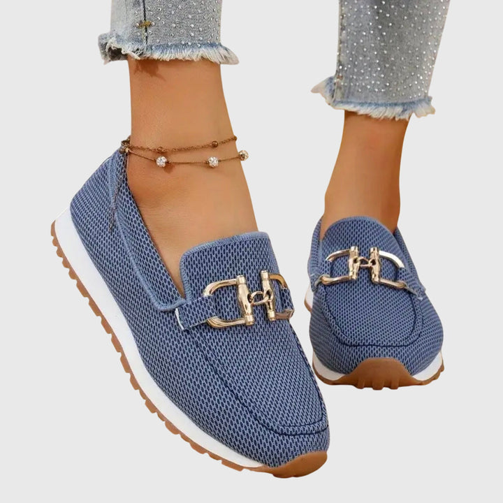Comfortabele slip-on loafers voor dames met gouden gesp en moderne plateauzool.