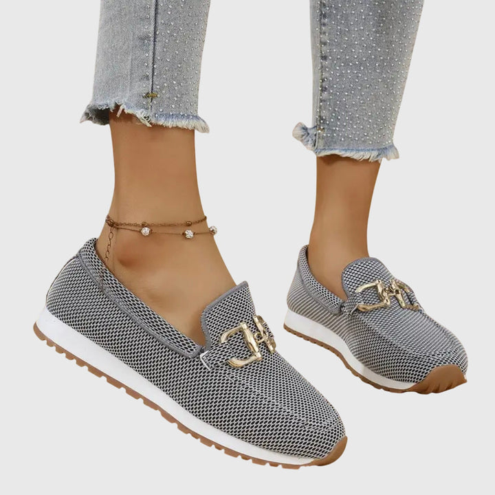 Stijlvolle dames loafers met prominente gouden gesp en robuuste plateauzool voor casual chic.