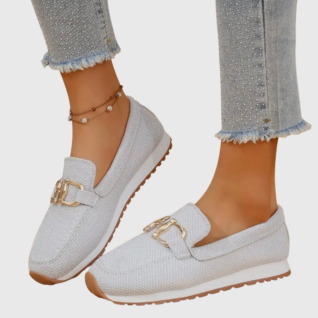 Zomerse dames instappers met gouden gesp en plateauzool, perfect voor een frisse look.